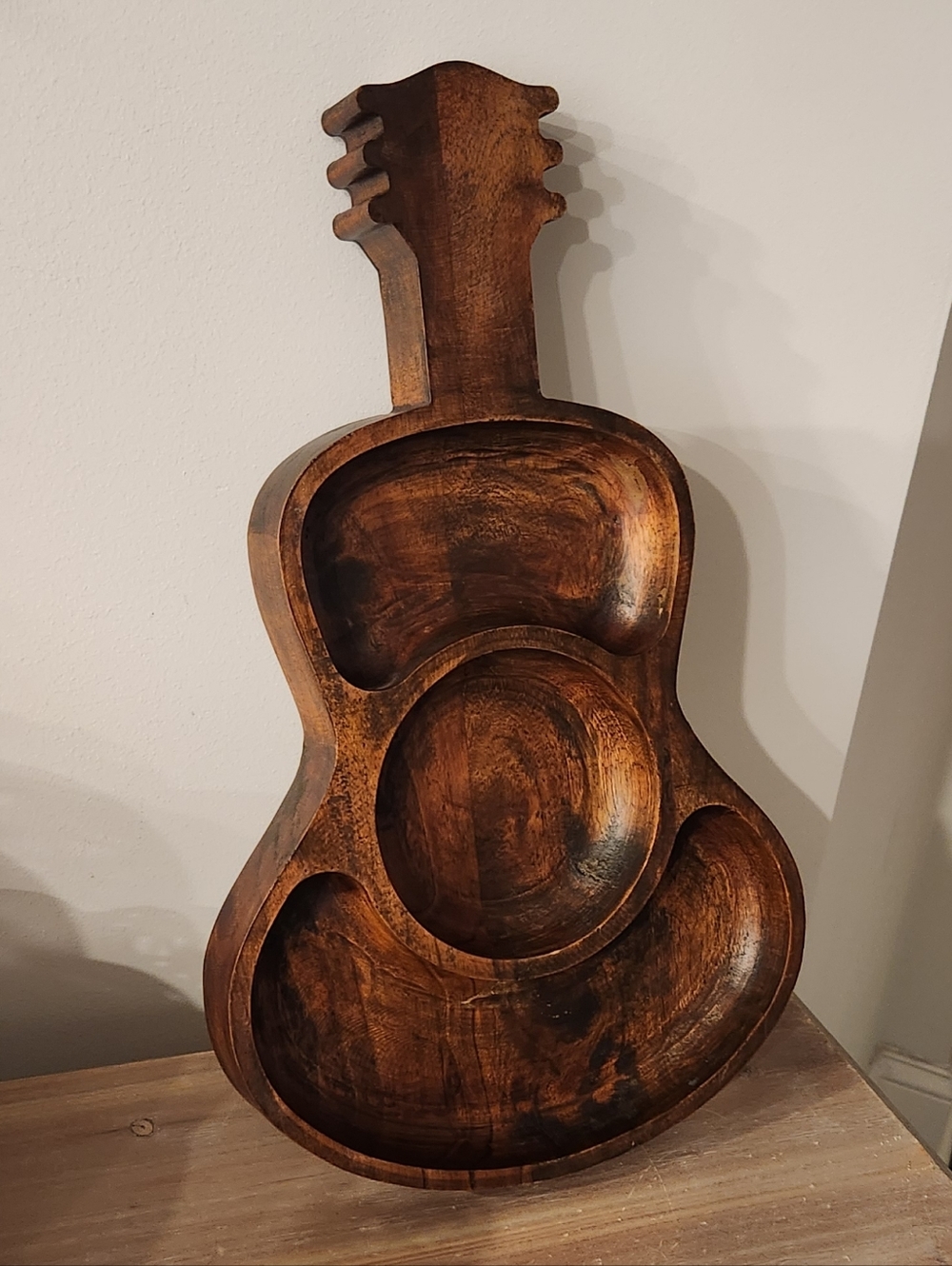 🎸 Dolly Parton Guitar-Shaped Acacia Wood Serving Tray 🦋 Custom Hanging Decor - Picture 3 of 14
